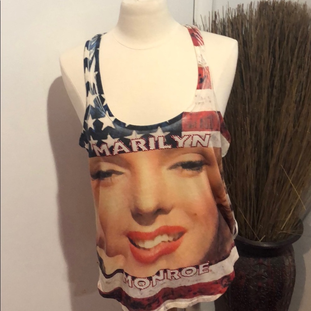 🚫🚫SOLD🚫🚫 3/$20 EUC cute Marilyn Monroe Razorback tank🌺🌺